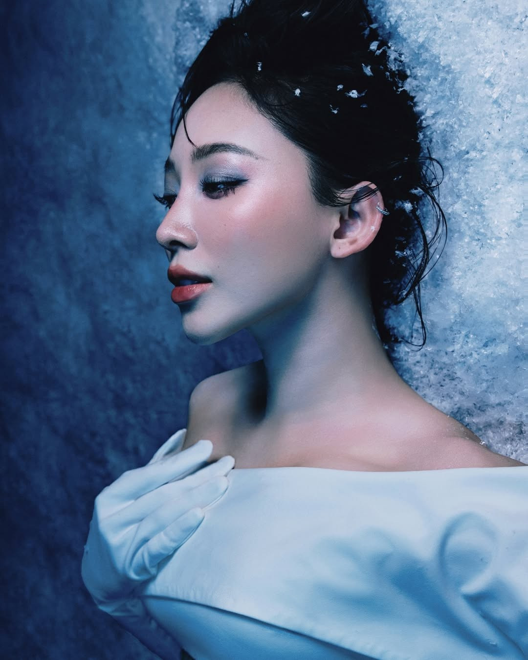 Không dừng lại ở nhan sắc, thần thái của Tóc Tiên trong bộ ảnh còn cho thấy sự chín muồi của một nghệ sĩ dày dạn kinh nghiệm. Từng dáng đứng, cách đặt tay hay nghiêng đầu đều được kiểm soát tinh tế, mang đậm dấu ấn thời trang cao cấp. Chính sự tự tin và bản lĩnh đó đã giúp cô giữ vững vị thế là một trong những biểu tượng phong cách của Vbiz.