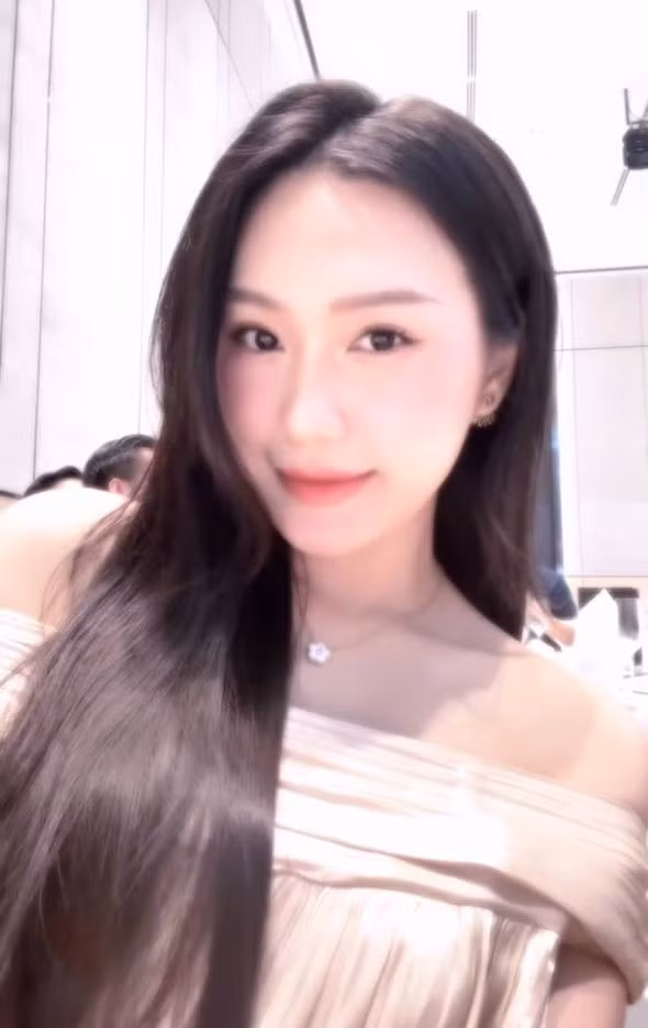 Cách đây không lâu, Doãn Hải My khiến ai cũng bất ngờ khi chia sẻ vừa thẩm mỹ 2 điểm trên gương mặt. Đó chính là môi và lông mày.