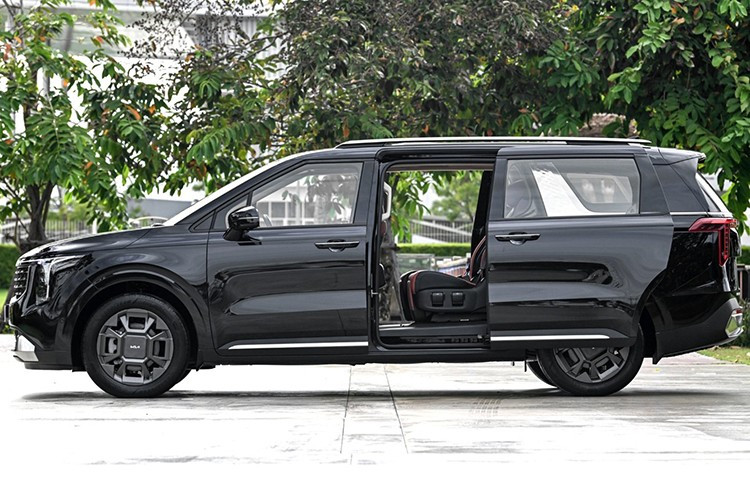 Phiên bản Kia Carnival Premium Hybrid 2026 được phân phối với 3 tùy chọn: Premium Hybrid, Premium Hybrid với tùy chọn cá nhân hóa màu nội thất mới; Premium Hybrid tùy chọn hàng ghế 2 VIP với màu nội thất mới.