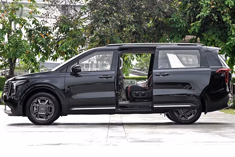 Phiên bản Kia Carnival Premium Hybrid 2026 được phân phối với 3 tùy chọn: Premium Hybrid, Premium Hybrid với tùy chọn cá nhân hóa màu nội thất mới; Premium Hybrid tùy chọn hàng ghế 2 VIP với màu nội thất mới.