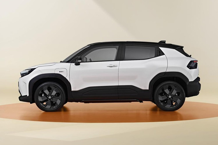 Không giống như mẫu SUV crossover nhỏ gọn bZ4X, mẫu SUV coupe C-HR+ và mẫu CUV cỡ trung lớn hơn bZ4X Touring, mẫu xe điện mới của Toyota này không được phát triển và sản xuất với sự hợp tác của Subaru , hãng có các mẫu xe tương đương như Solterra, Uncharted và E-Outback. Thay vào đó, Toyota đã hợp tác với Suzuki, và Urban Cruiser là "người anh em" của mẫu Suzuki e-Vitara mới.