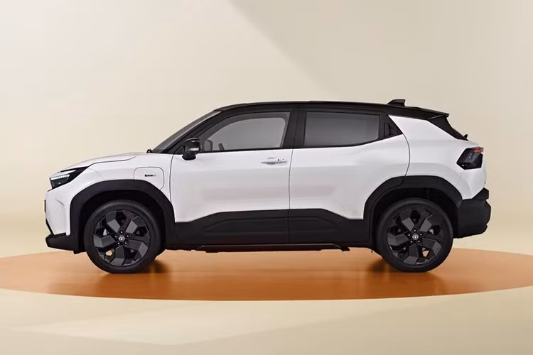 Không giống như mẫu SUV crossover nhỏ gọn bZ4X, mẫu SUV coupe C-HR+ và mẫu CUV cỡ trung lớn hơn bZ4X Touring, mẫu xe điện mới của Toyota này không được phát triển và sản xuất với sự hợp tác của Subaru , hãng có các mẫu xe tương đương như Solterra, Uncharted và E-Outback. Thay vào đó, Toyota đã hợp tác với Suzuki, và Urban Cruiser là "người anh em" của mẫu Suzuki e-Vitara mới.