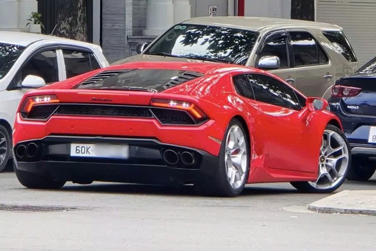 Vanof tháng 11/2025, Lamborghini Huracan 580-2 đã bị bắt gặp xuất hiện tại quận 1, TP.HCM đã thu hút sự quan tâm của giới mê xe, đã rất lâu rồi xe mới được nhìn thấy dạo phố và thật tiếc đó là những hình ảnh sau cùng khi xe còn ở Sài thành, vì thông tin mới đây cho thấy, "siêu bò" này đã được chủ nhân bán lại cho 1 người chơi xe ở tỉnh Đồng Nai.