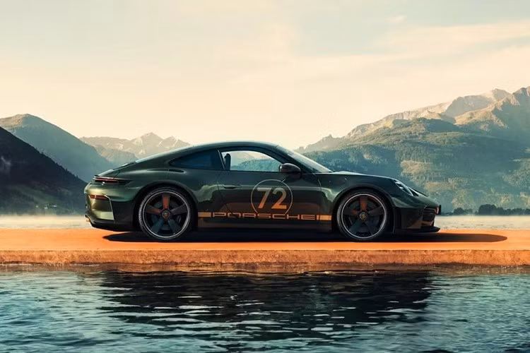 Chiếc đồng hồ đạt chứng nhận COSC này mang logo Porsche Design cổ điển cùng với chất liệu Super-LumiNova trên kim và vạch chỉ giờ, mô phỏng vẻ ngoài của "radium hoặc tritium bị lão hóa để tạo hiệu ứng giống như lớp oxi hoá đồng".