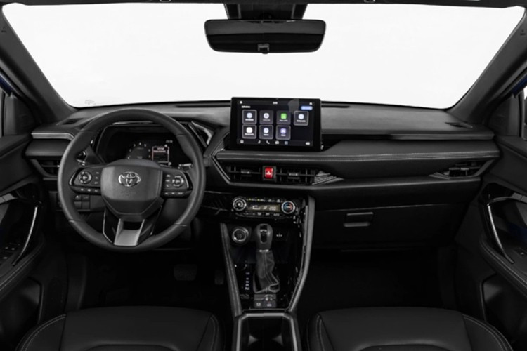 Các chi tiết nhựa đen dày dặn phía dưới thân xe giúp chiếc bán tải trở nên nam tính và cơ bắp hơn. Đáng chú ý, nội thất không có sự thay đổi nào – vẫn là khoang cabin hiện đại vốn có của Yaris Cross.