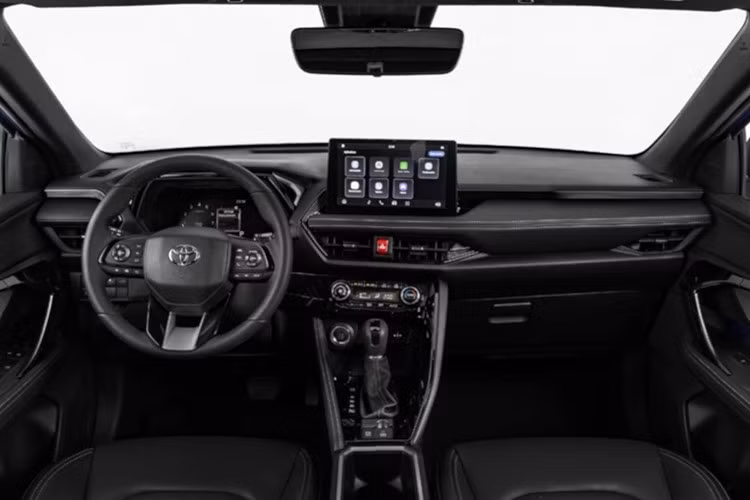 Các chi tiết nhựa đen dày dặn phía dưới thân xe giúp chiếc bán tải trở nên nam tính và cơ bắp hơn. Đáng chú ý, nội thất không có sự thay đổi nào – vẫn là khoang cabin hiện đại vốn có của Yaris Cross.