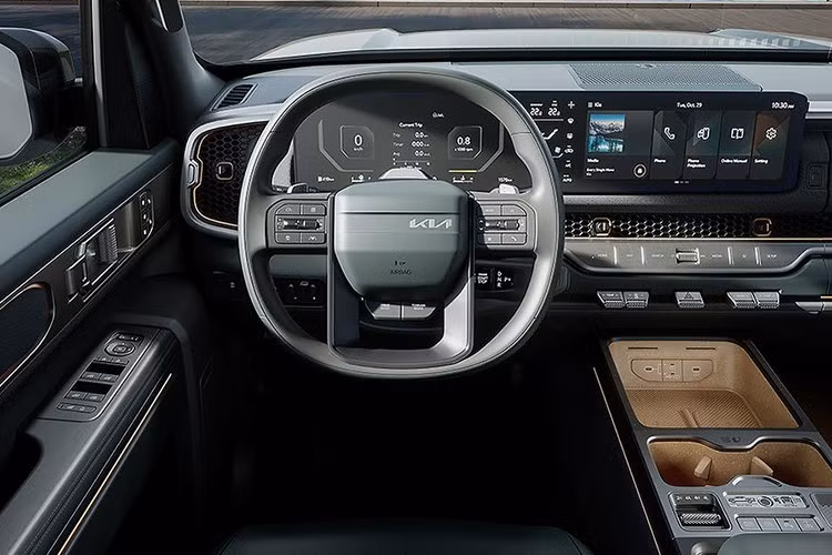 Ngoài ra, mẫu xe bán tải hạng trung này còn sở hữu tải trọng hơn 1.000 kg và khả năng kéo 3,5 tấn. Xe có thể lội nước sâu 800 mm ở tốc độ lên đến 7 km/h nhờ cửa hút gió đặt bên trong cản trước. Bên cạnh đó, hãng Kia còn áp dụng một số giải pháp ngăn lọt nước như dùng những mối nối chống thấm cho nội thất nhằm tăng tính bền bỉ khi vượt địa hình khó.