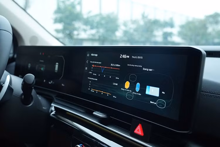 New Kia Carnival Hybrid phiên bản Premium sở hữu hàng ghế 2 thứ có nút điều khiển điều hòa độc lập, bố trí thêm cửa gió hàng ghế 3 giúp luồng không khí có thể phân phối đa chiều đến từng vị trí bên trong xe vẫn được trang bị...