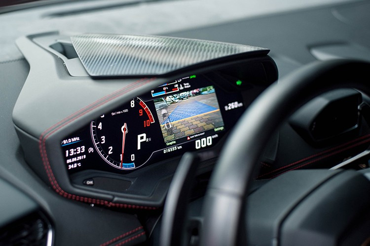 Nội thất của Huracan LP580-2 sử dụng hệ thống thông tin giải trí Lamborghini Infotainment System II, màn hình trung tâm TFT 12,3 inch. Xe có nội thất được bọc da alcantara màu đen đi kèm các chi tiết được khâu chỉ đỏ. Hơn nữa, chiếc xe này còn được trang bị gói ốp carbon Forged Composite độc quyền của Lamborghini và nắp động cơ bằng kính.
