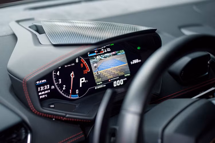 Nội thất của Huracan LP580-2 sử dụng hệ thống thông tin giải trí Lamborghini Infotainment System II, màn hình trung tâm TFT 12,3 inch. Xe có nội thất được bọc da alcantara màu đen đi kèm các chi tiết được khâu chỉ đỏ. Hơn nữa, chiếc xe này còn được trang bị gói ốp carbon Forged Composite độc quyền của Lamborghini và nắp động cơ bằng kính.