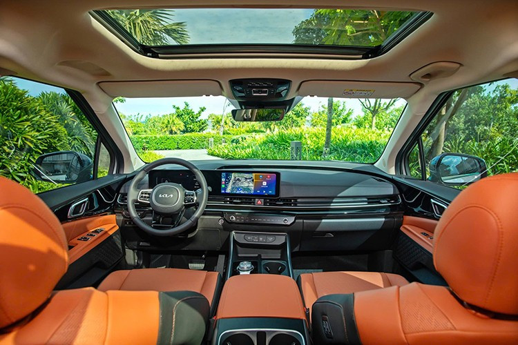 Không gian nội thất 7 chỗ được thiết kế thông minh với ghế da cao cấp, ôm sát cơ thể, tích hợp nhiều tính năng hiện đại. Cửa trượt điện, màn hình giải trí 12.3 inch tích hợp Apple Carplay/Android Auto không dây, điều hòa 3 vùng độc lập với bảng điều khiển bằng phím cảm ứng hiện đại.