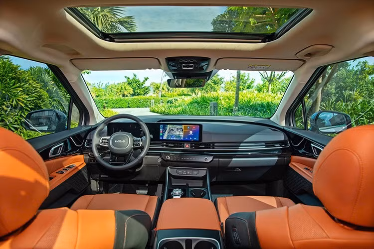 Không gian nội thất 7 chỗ được thiết kế thông minh với ghế da cao cấp, ôm sát cơ thể, tích hợp nhiều tính năng hiện đại. Cửa trượt điện, màn hình giải trí 12.3 inch tích hợp Apple Carplay/Android Auto không dây, điều hòa 3 vùng độc lập với bảng điều khiển bằng phím cảm ứng hiện đại.