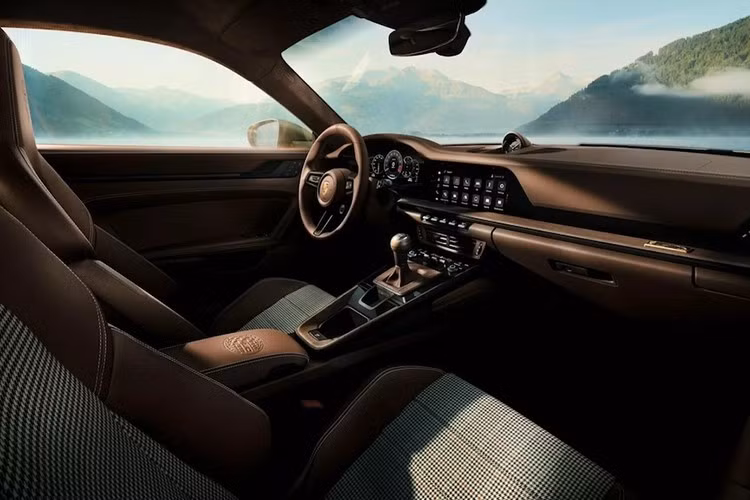 Phần vải này lấy cảm hứng từ họa tiết trên chiếc áo khoác thể thao yêu thích của Ferdinand, với sự kết hợp của các màu đen, xanh lá cây, nâu nấm Truffle, kem và đỏ Bordeaux. Chất liệu vải tương tự cũng được sử dụng trong hộc đựng đồ và khoang hành lý phía trước.