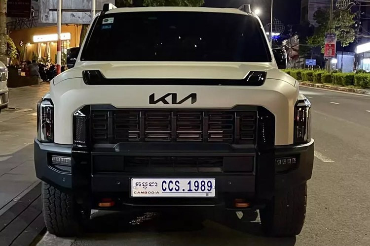 Kia Tasman 2025 bản tiêu chuẩn được trang bị hệ dẫn động 1 cầu hoặc 2 cầu tùy chọn. Trong khi đó, bản X-Pro dùng hệ dẫn động 2 cầu tiêu chuẩn. Xe có 3 chế độ lái (Eco, Smart, Sport) và 3 chế độ chạy địa hình (Sand/Desert, Mud, Snow). Phiên bản X-Pro sẽ có thêm chế độ chạy địa hình thứ 4 là Rock.