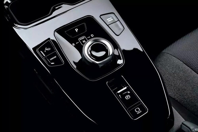 Toyota Urban Cruiser mới có ba phiên bản, mỗi phiên bản có hai tùy chọn pin. Phiên bản cơ bản là dẫn động cầu trước với pin 49 kWh, ngoài ra còn có các phiên bản dẫn động cầu trước và dẫn động bốn bánh với pin lớn hơn 61 kWh.