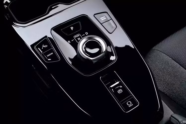 Toyota Urban Cruiser mới có ba phiên bản, mỗi phiên bản có hai tùy chọn pin. Phiên bản cơ bản là dẫn động cầu trước với pin 49 kWh, ngoài ra còn có các phiên bản dẫn động cầu trước và dẫn động bốn bánh với pin lớn hơn 61 kWh.