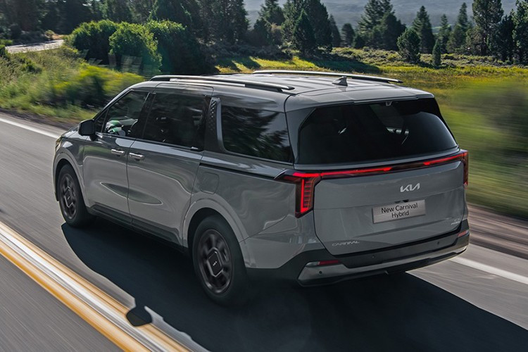 Về thiết kế, Carnival Hybrid Premium giữ lại các đặc điểm chính của bản Hybrid Signature với cụm đèn LED Star-map, mâm hợp kim 19 inch và kiểu dáng tổng thể mang phong cách SUV. Xe có cấu hình 7 chỗ ngồi, cửa trượt điện hai bên, hướng đến nhu cầu sử dụng gia đình hoặc phục vụ công việc.