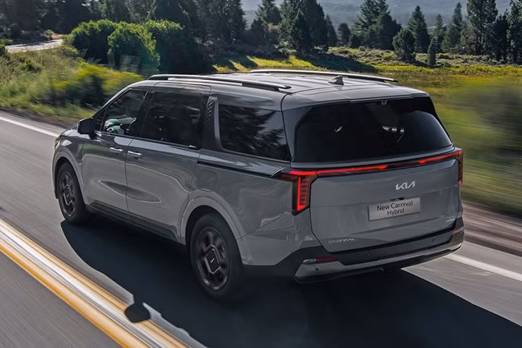 Về thiết kế, Carnival Hybrid Premium giữ lại các đặc điểm chính của bản Hybrid Signature với cụm đèn LED Star-map, mâm hợp kim 19 inch và kiểu dáng tổng thể mang phong cách SUV. Xe có cấu hình 7 chỗ ngồi, cửa trượt điện hai bên, hướng đến nhu cầu sử dụng gia đình hoặc phục vụ công việc.