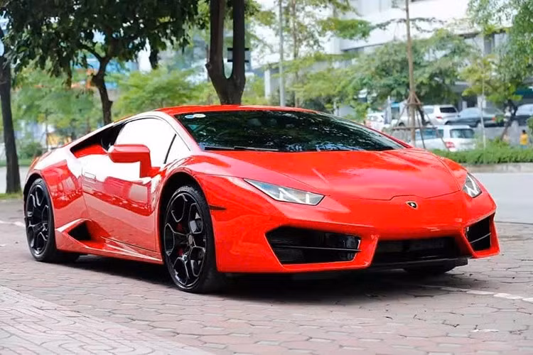 Lamborghini Huracan là 1 sự lựa chọn rất tốt về tầm giá cho các siêu xe dưới 9 tỷ đồng hiện nay, vì thế, 1 doanh nhân Đồng Nai đã chốt đơn ngay chiếc dẫn động cầu sau duy nhất rao bán trên thị trường. Xe mang ngoại thất màu đỏ và được chủ mới cho sơn lại bộ mâm màu bạc, hệ thống ống xả độ vẫn còn.