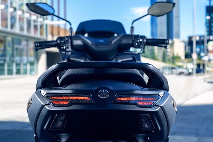 Đúng như tên gọi, chữ E trong tên của YECVT là "Electric". Hệ thống này hoạt động nhờ một mô-tơ điện kích hoạt bằng tín hiệu ECU hoặc nút, nối với nồi trước xe tay ga để điều khiển tỷ số truyền của hộp số vô cấp thay vì phụ thuộc vào tua máy.