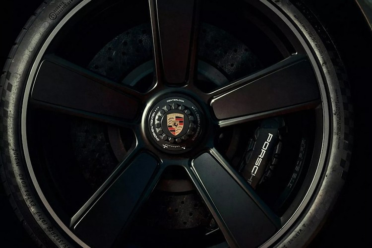 Mẫu xe Porsche 911 GT3 90 FA đặc biệt này còn được trang bị bộ mâm Sport Classic màu đen mờ độc đáo với trục khóa trung tâm và logo Porsche năm 1963. Ngoài ra, lỗ thông gió động cơ phía sau còn có huy hiệu đặc biệt “90 FA Porsche”.