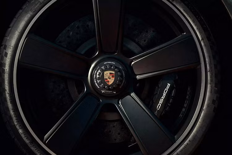 Mẫu xe Porsche 911 GT3 90 FA đặc biệt này còn được trang bị bộ mâm Sport Classic màu đen mờ độc đáo với trục khóa trung tâm và logo Porsche năm 1963. Ngoài ra, lỗ thông gió động cơ phía sau còn có huy hiệu đặc biệt “90 FA Porsche”.