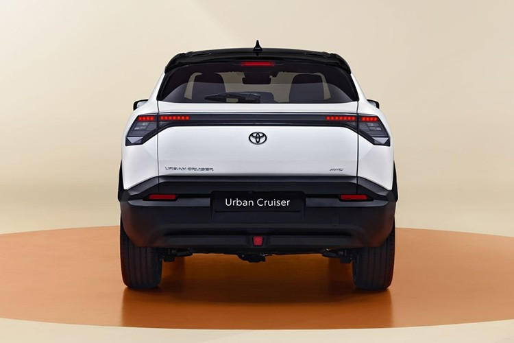 Ngoài ra, sạc nhanh DC mất khoảng 45 phút từ 10 đến 80% và ba hệ thống truyền động có mức công suất khác nhau 144 mã lực, 174 mã lực và 184 mã lực kết hợp cho phiên bản dẫn động cầu trước (49 kWh), dẫn động cầu trước và dẫn động bốn bánh với 61 kWh, tương ứng.