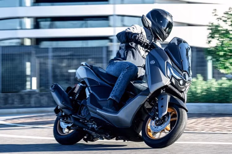 Ở khu vực tay lái, chiếc xe cũng được trang bị màn hình màu thông tin giải trí. Thông qua màn hình, người lái có thể điều khiển phát nhạc từ điện thoại thông minh, nhận thông tin dự báo thời tiết, chức năng chế độ lái, báo chế độ Y-Shift, v.v. Ngoài các tính năng trên, NMax còn có các tính năng khác như Hệ thống chìa khóa thông minh, Hệ thống dừng &amp; khởi động và cốp rộng.