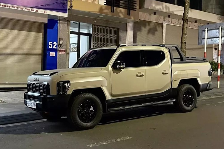 Mới đây, một chiếc xe bán tải Kia Tasman 2025 hoàn toàn mới đã bị bắt gặp có mặt trên các con đường phố Pleiku, tỉnh Gia Lai, xe mang biển số của Campuchia, nhưng nhiều khả năng là thuộc sở hữu của người Việt sinh sống và làm việc ở nước bạn.