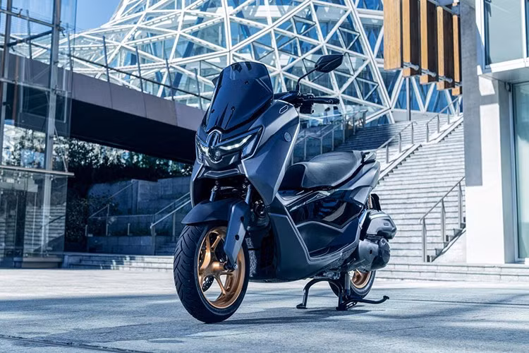 Yamaha Việt Nam đã xác nhận sẽ tung ra một mẫu xe mới vào ngày 21/12/2025 tới. Kèm theo thông báo này là một video hé lộ ngắn, với tagline "MAX uy thế". Khẩu hiệu này cùng với những chi tiết quay xe như ghi-đông với cùm công tắc có "lẫy chuyển số", cặp mâm 3 cây chữ Y, hộp lọc gió có logo YECVT và đặc biệt - đèn hậu LED kép với logo Yamaha chính giữa đã cho thấy mẫu xe mới là mẫu maxi scooter NMax.