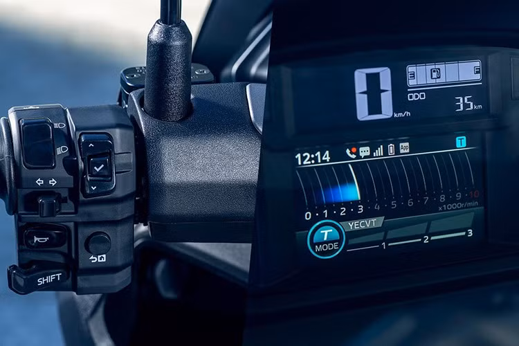 Với lần trở lại này, NMax có nhiều thứ để thu hút khách hàng hơn. Ưu điểm chính tạo nên sức hấp dẫn của xe là sử dụng động cơ Blue Core 155cc VVA thế hệ mới nhất có khả năng sản sinh công suất tối đa 11,3kW / 8.000 vòng / phút và mô-men xoắn cực đại 14,2Nm / 6.500 vòng / phút.