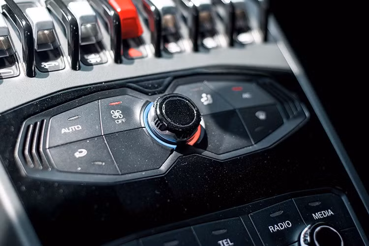 Lamborghini Huracan LP580-2 trang bị khối động cơ V10 5.2 lít hút khí tự nhiên, sản sinh công suất 580 mã lực (ít hơn 30 mã lực so với phiên bản LP610-4), momen xoắn cực đại đạt 540Nm đi kèm hộp số ly hợp kép 7 cấp Lamborghini Doppia Frizione. Chiếc xe tăng tốc từ 0-100km/h trong 3.4 giây trước khi đạt vận tốc tối đa 320km/h.