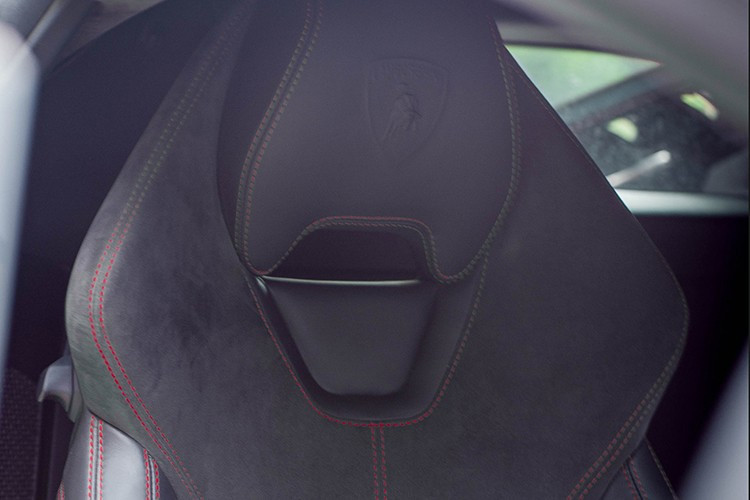 Điểm khác biệt lớn nhất của Lamborghini Huracan LP580-2 chính là hệ dẫn động cầu sau so với LP610-4 là hệ dẫn động 4 bánh toàn thời gian. Nhờ đó, Huracan LP580-2 có trọng lượng nhẹ hơn 33kg (ở mức 1.389 kg), phân bổ trọng lượng trước/sau là 40-60.