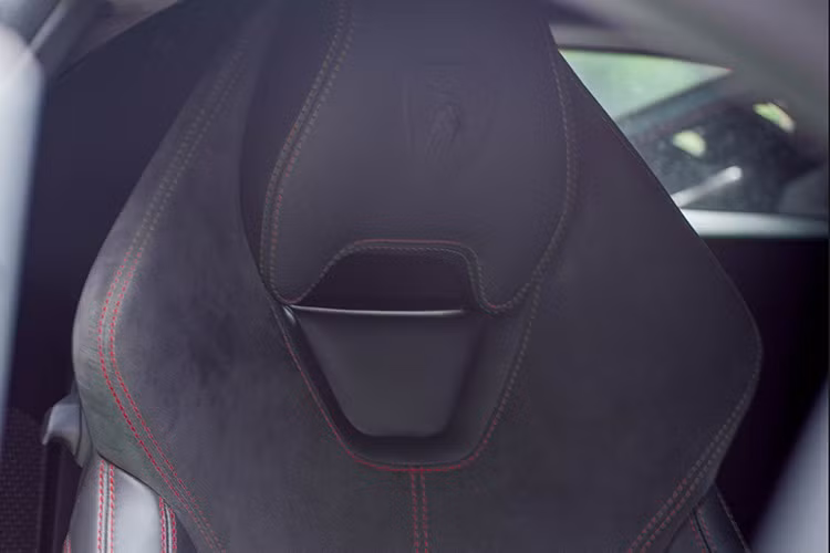 Điểm khác biệt lớn nhất của Lamborghini Huracan LP580-2 chính là hệ dẫn động cầu sau so với LP610-4 là hệ dẫn động 4 bánh toàn thời gian. Nhờ đó, Huracan LP580-2 có trọng lượng nhẹ hơn 33kg (ở mức 1.389 kg), phân bổ trọng lượng trước/sau là 40-60.