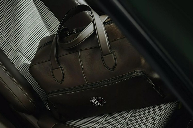 Công ty đặc biệt tự hào về chiếc đồng hồ bấm giờ này, với vỏ bằng titan và dây đeo bằng titan màu đen, cùng với tùy chọn dây da bổ sung. Chiếc đồng hồ này dựa trên mẫu “Chronograph 1 – 1972 Limited Edition”, được phát hành lần đầu vào năm 2022 để kỷ niệm 50 năm thành lập Porsche Design.