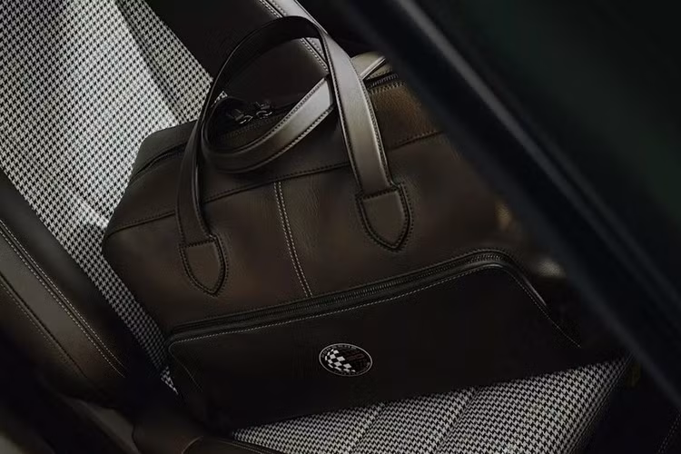 Công ty đặc biệt tự hào về chiếc đồng hồ bấm giờ này, với vỏ bằng titan và dây đeo bằng titan màu đen, cùng với tùy chọn dây da bổ sung. Chiếc đồng hồ này dựa trên mẫu “Chronograph 1 – 1972 Limited Edition”, được phát hành lần đầu vào năm 2022 để kỷ niệm 50 năm thành lập Porsche Design.