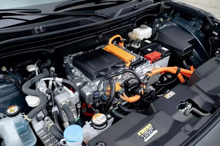 Xe cũng được trang bị hệ thống quản lý nhiệt cho điều kiện cực lạnh và cực nóng, và chương trình chăm sóc Pin Toyota đảm bảo duy trì tối thiểu 70% dung lượng ban đầu của pin trong một thập kỷ hoặc lên đến 1 triệu km.