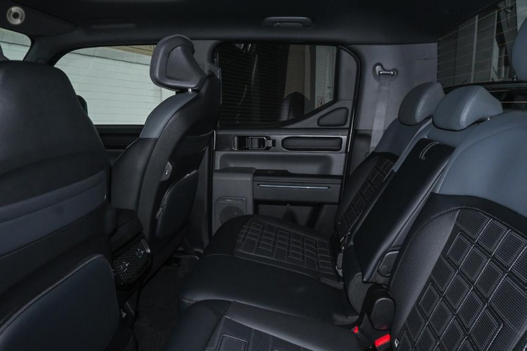 Tùy theo thị trường, Kia Tasman 2025 sẽ dùng những loại động cơ khác nhau. Trong đó, động cơ xăng Theta 3 với 4 xi-lanh, phun nhiên liệu trực tiếp, dung tích 2.5L dùng chung với Hyundai Santa Cruz. Động cơ cho công suất tối đa 281 mã lực và mô-men xoắn cực đại 421 Nm. Kết hợp với hộp số tự động 8 cấp, cho phép xe tăng tốc từ 0-100 km/h trong 8,5 giây và đạt vận tốc tối đa 185 km/h. Động cơ tiêu thụ lượng xăng trung bình 8 km/lít (khoảng 12,5 lít/100 km).