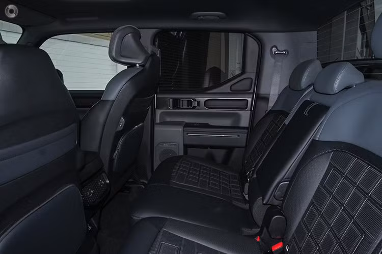 Tùy theo thị trường, Kia Tasman 2025 sẽ dùng những loại động cơ khác nhau. Trong đó, động cơ xăng Theta 3 với 4 xi-lanh, phun nhiên liệu trực tiếp, dung tích 2.5L dùng chung với Hyundai Santa Cruz. Động cơ cho công suất tối đa 281 mã lực và mô-men xoắn cực đại 421 Nm. Kết hợp với hộp số tự động 8 cấp, cho phép xe tăng tốc từ 0-100 km/h trong 8,5 giây và đạt vận tốc tối đa 185 km/h. Động cơ tiêu thụ lượng xăng trung bình 8 km/lít (khoảng 12,5 lít/100 km).