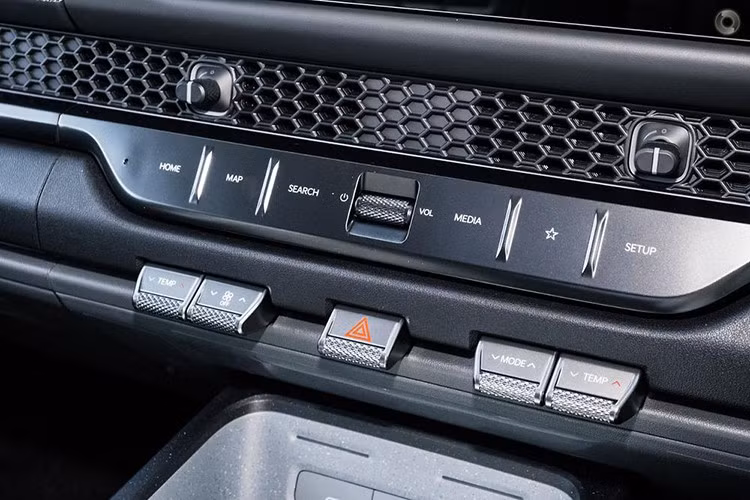 Những trang bị đáng chú ý khác bao gồm kết nối Apple CarPlay/Android Auto tiêu chuẩn, hệ thống âm thanh Harman Kardon 8 loa, sạc điện thoại không dây, bàn gấp cỡ lớn ở cụm điều khiển trung tâm và ngăn chứa đồ bên dưới ghế sau với thể tích 33 lít. Ghế sau của xe có thể ngả lưng từ 22 - 30 độ và đi kèm khoảng duỗi chân 940 mm được khẳng định là rộng nhất phân khúc.