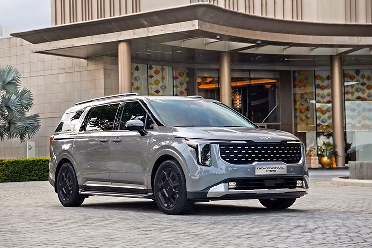 Giá bán phiên bản Premium với các gói tùy chọn sau ưu đãi từ 1,539 – 1,619 tỷ đồng. Kía Carnival Premium Hybrid đang được áp dụng chính sách bảo hành chính hãng với 7 năm hoặc 150.000 km cho pin Hybrid.