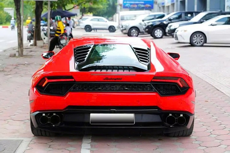Đây là một trong hai chiếc Huracan LP580-2 có mặt tại Việt Nam, đồng thời là chiếc đầu tiên ra biển trắng và thường xuyên xuất hiện trên đường phố. Xe từng có một thời gian định cư tại Hà Nội, au đó, chiếc xe đã được di cư vào Sài Gòn và hiện tại là Đồng Nai.