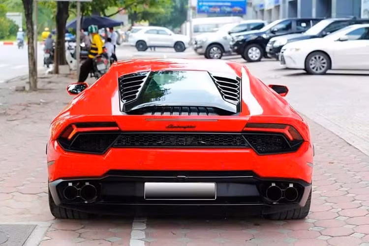 Đây là một trong hai chiếc Huracan LP580-2 có mặt tại Việt Nam, đồng thời là chiếc đầu tiên ra biển trắng và thường xuyên xuất hiện trên đường phố. Xe từng có một thời gian định cư tại Hà Nội, au đó, chiếc xe đã được di cư vào Sài Gòn và hiện tại là Đồng Nai.