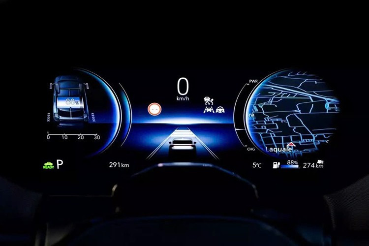 Nội thất của xe nổi bật với buồng lái kỹ thuật số bao gồm cụm đồng hồ 10,25 inch và màn hình thông tin giải trí 10,1 inch. Cụm điều khiển trung tâm được trang trí bằng các chi tiết chèn màu đen bóng, kết hợp với lớp bọc ghế tối màu. Các trang bị tùy chọn bao gồm hệ thống âm thanh cao cấp JBL và cửa sổ trời, trong khi tất cả các phiên bản đều được trang bị tiêu chuẩn một loạt ADAS.