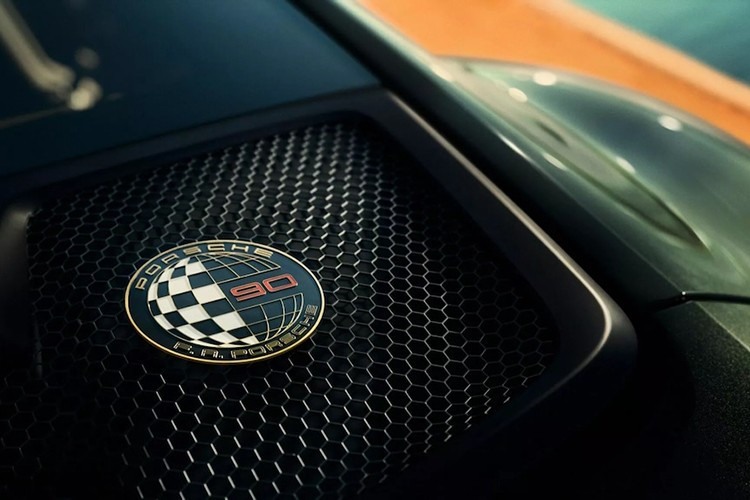 Sự tôn vinh FA Porsche tiếp tục được thể hiện bên trong với ghế da màu nâu nấm Truffle Brown Club Leather cùng phần trung tâm được dệt bằng vải.