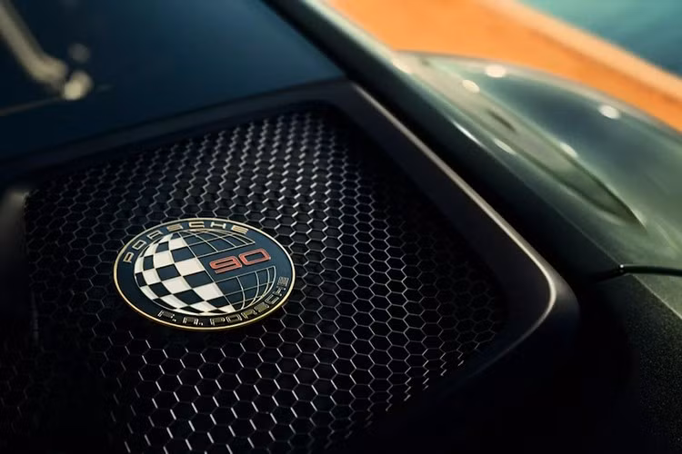 Sự tôn vinh FA Porsche tiếp tục được thể hiện bên trong với ghế da màu nâu nấm Truffle Brown Club Leather cùng phần trung tâm được dệt bằng vải.