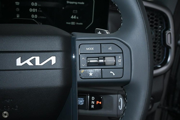 Bên trong, mẫu xe bán tải của Kia được trang bị mặt táp-lô hình chữ nhật, tích hợp bảng đồng hồ kỹ thuật số và màn hình cảm ứng trung tâm cùng có kích thước 12,3 inch. Ở giữa 2 màn hình này còn có thêm một màn hình 5 inch để chỉnh điều hòa, tương tự mẫu ôtô điện Kia EV9.