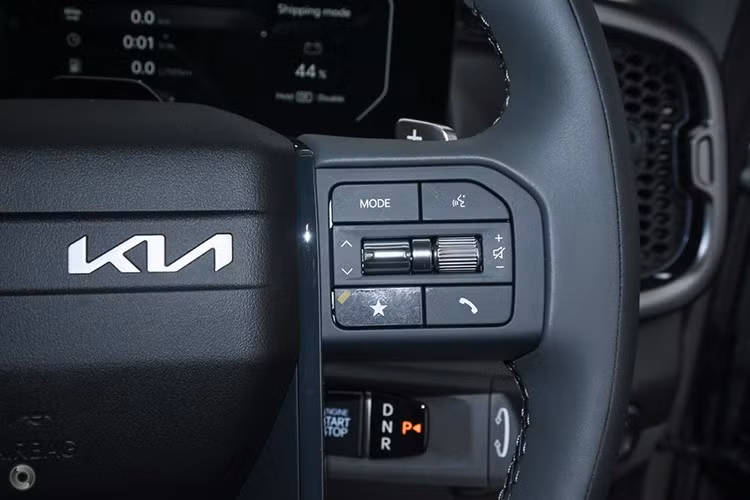 Bên trong, mẫu xe bán tải của Kia được trang bị mặt táp-lô hình chữ nhật, tích hợp bảng đồng hồ kỹ thuật số và màn hình cảm ứng trung tâm cùng có kích thước 12,3 inch. Ở giữa 2 màn hình này còn có thêm một màn hình 5 inch để chỉnh điều hòa, tương tự mẫu ôtô điện Kia EV9.