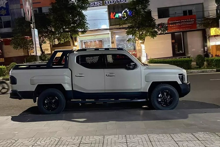 Chiếc xe Kia Tasman 2025 này thuộc bản X-Pro, tập trung vào off-road nên xe có ngoại hình rất khác biệt, bộ mâm, cản va trước, thanh chống va đập, cùng nhiều trang bị khác. Khác với người anh em cùng tập đoàn Hyundai Santa Cruz, Kia Tasman 2025 được phát triển dựa trên khung gầm hình thang thay vì liền khối.