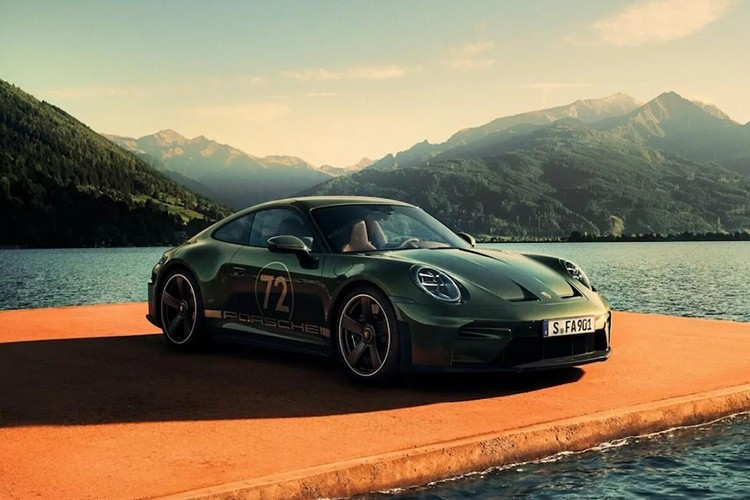 Còn về chiếc túi Weekender, nó được làm từ cùng loại da màu Nâu Truffle được sử dụng trong nội thất xe, được nhấn nhá bằng đường chỉ khâu trang trí màu Be Chalk. Ngăn trước được lót bằng vải FA Grid-Weave từ các tấm giữa ghế, và một huy hiệu thêu với logo kỷ niệm được đặt trên ngăn ngoài.